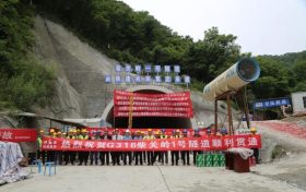 歷時一年半！留壩縣316國道柴關(guān)嶺1號隧道順利貫通縮略圖