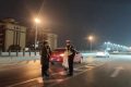 汽車沒油拋錨橋面，漢中交警蜀黍推車施救!縮略圖