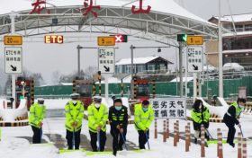 瑞雪降漢中，交警護(hù)平安縮略圖