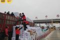 48噸火腿腸傾灑漢中收費(fèi)站附近，志愿者秒變“搬運(yùn)工”縮略圖