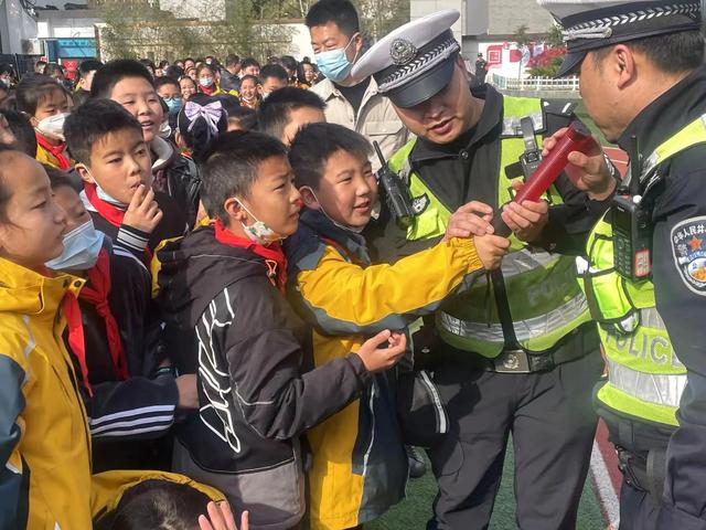 【全國中小學生安全教育日】漢中交警一大隊開講啦！插圖