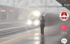 漢中火車站“風(fēng)雨玫瑰”客運(yùn)員，感動(dòng)萬(wàn)千網(wǎng)友……縮略圖