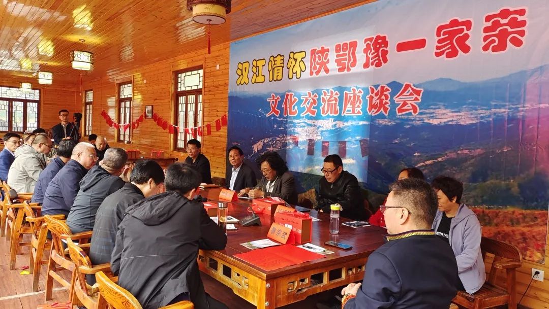 國(guó)興愛(ài)夢(mèng)源杯第一屆飲水思源話漢江旅游文化藝術(shù)博覽會(huì)暨全國(guó)第21屆旅游門券藝術(shù)收藏巡回展活動(dòng)在漢江源景區(qū)成功啟動(dòng)
