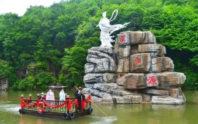 漢江源景區(qū)《我和我的祖國》快閃，祝祖國繁榮昌盛。縮略圖