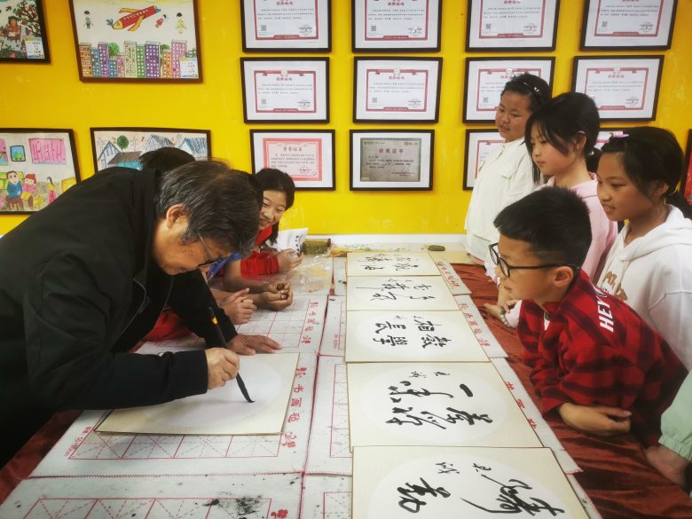 當(dāng)代著名書(shū)畫(huà)家蘇萬(wàn)強(qiáng)、牟君誠(chéng) 走進(jìn)舒家壩鎮(zhèn)九年制學(xué)校鄉(xiāng)村少年宮插圖1
