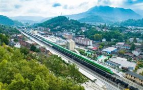 寧強(qiáng)縣：秋景怡人 列車在崇山峻嶺間飛馳縮略圖