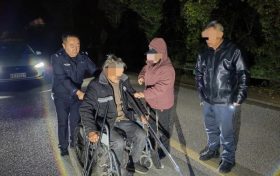 以警心暖民心，民警深夜救助走失老人回家縮略圖