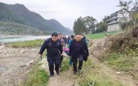 點(diǎn)贊！七旬老人意外落水，警民合力緊急營(yíng)救！縮略圖