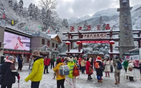 在漢江源景區(qū)，一場(chǎng)美麗的冰雪盛宴正在等著你！縮略圖