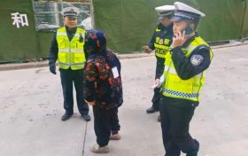 交警助力，讓走失老人安全回家縮略圖