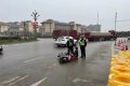 男子騎車滑倒，城固交警暖心幫助縮略圖