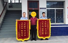民警快速找回遺失錢包，群眾贈(zèng)送錦旗致謝！縮略圖