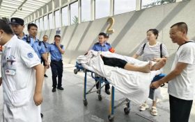 老人摔傷急需送往西安救治，洋縣西站及時(shí)協(xié)調(diào)乘坐高鐵就醫(yī)！縮略圖