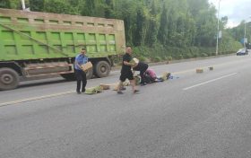 【夏季行動(dòng)】“貨車途中‘卸貨’，民警秒變‘搬運(yùn)工’，群眾也來(lái)湊熱鬧”縮略圖