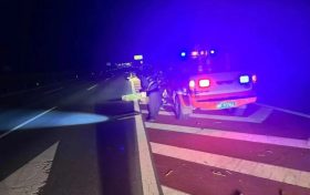 貨物灑落高速 交警及時(shí)清理保暢通縮略圖