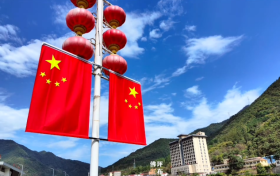 紅旗飄揚！佛坪街頭國慶“氛圍感”拉滿縮略圖