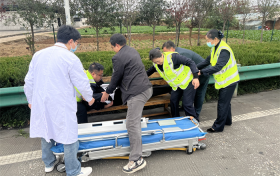 漢中式厚道！陜西交控集團(tuán)漢寧分公司工作人員緊急救助突發(fā)心梗貨車司機(jī) →縮略圖
