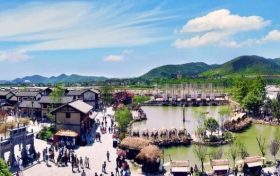 坐著火車游漢中“絲路號(hào)”環(huán)秦嶺迎新年銀發(fā)旅游專列開進(jìn)漢中縮略圖