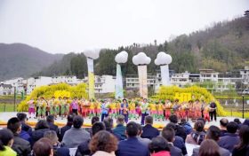 2025年全國(guó)春季“村晚”示范展示暨陜南民歌實(shí)景劇《風(fēng)起巴山》首演火熱進(jìn)行中！縮略圖
