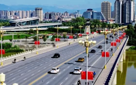氛圍感拉滿！“中國紅”扮靚漢中街頭 →縮略圖