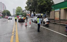 雨天車輛拋錨  交警暖心推車縮略圖