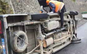 車輛失控側(cè)翻，司乘人員被困！危急時刻，幸好漢中的他們→縮略圖