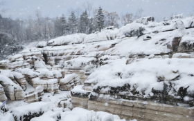 石林與雪的融合形成了一幅美麗的水墨畫縮略圖